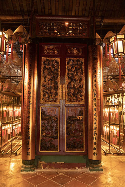 Picture of Decorated door behind the entrance of Man Mo Temple