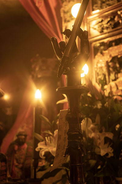 Photo de Sculpted hand with pen at the altar of Man Tai, the God of LiteratureMan Mo Temple - Hong Kong