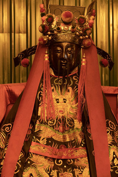 Foto de A deity at the entrance of the templeMan Mo Temple - Hong Kong