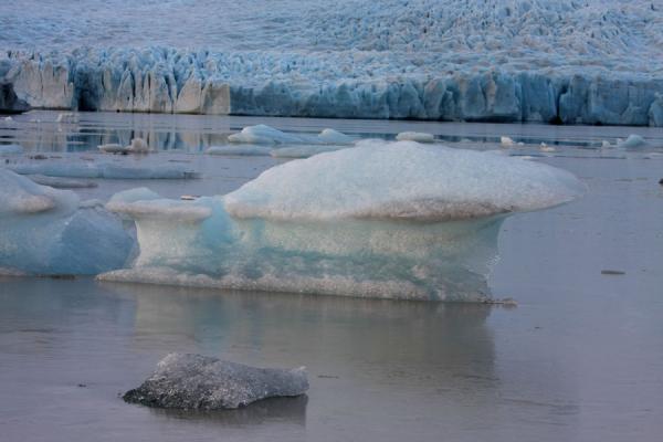 Picture of Fjallsárlón Glacier Lake (Iceland): Iceberg in the waters of Fjallsárlón with glacier in the background