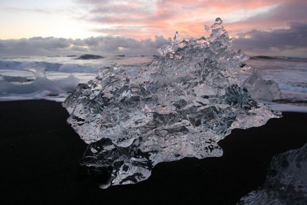 Foto van Sea-sculpted ice rock on the volcanic beach at JökulsárlónJökulsárlón - IJsland