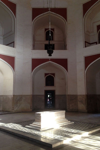 Picture of Humayun Tomb (India): Central hall of the mausoleum of Humayun with his tomb
