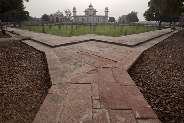 View of the garden with the mausoleum in the middle | Itimad ud-Daulah | India