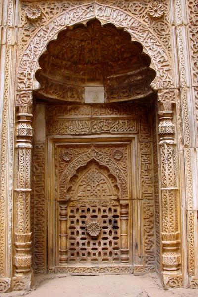 Picture of Qutab Minar (India): Decorated door inside ruins of Qutab Minar