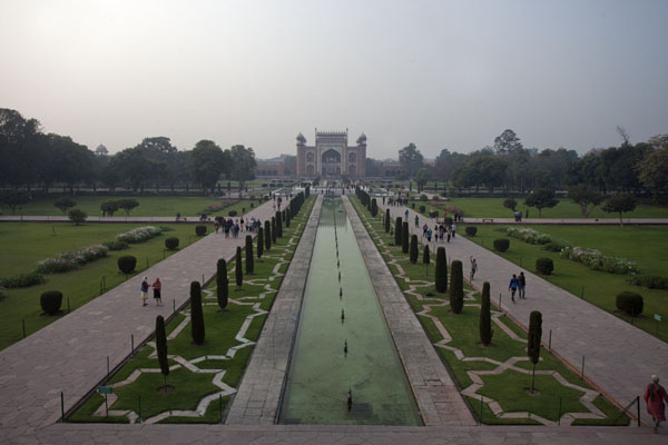 Foto van India (Looking down over the gardens and the reflective pool from the upper level of the Taj Mahal)