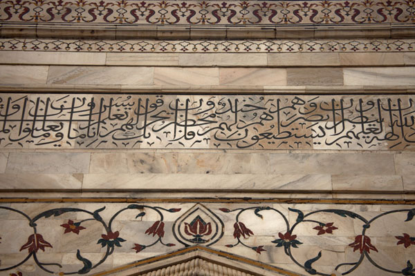 Picture of Taj Mahal (India): Close-up of the fine decorations at the upper part of the main structure