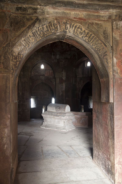 The tomb of Zafar Khan, a 13th century general | Forteresse Tughlaqabad | Inde