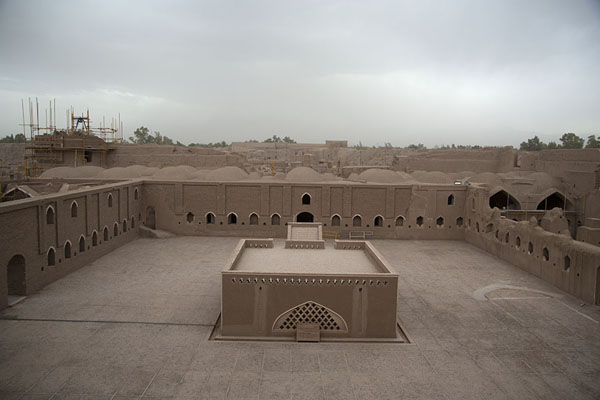 Photo de The caravanseray seen from the top of Bam citadelBam - Iran