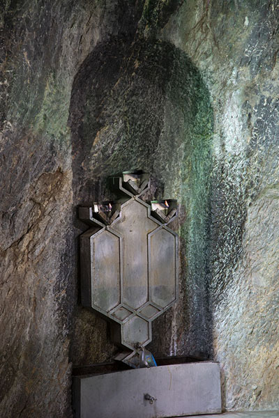 Photo de Candle holder in the rock face inside the shrine of Chak ChakChak Chak - Iran