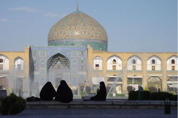 Masjed e Sheikh Lotfallah blends with the square architecture | Emam Khomeini Square | Iran