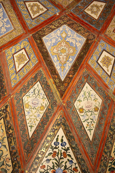 Foto van Close-up of painted ceiling in a pavilion of Fin Garden - Iran - Azië