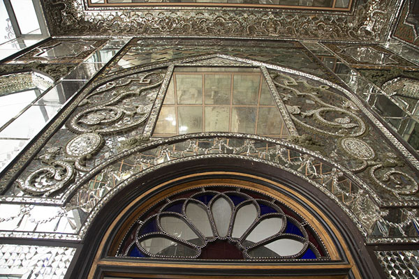 Looking up the mirrors in the Takht-e Marmar | Palacio de Golestán | Irán