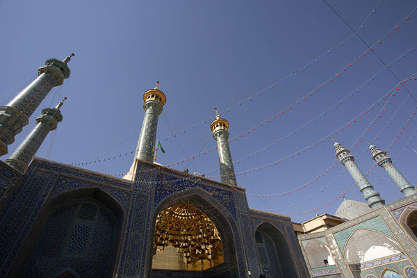 Looking up the golden iwan-adorned male entrance to the shrine of Fatima | Hazrat-e Masumeh | Irán