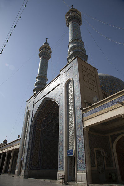 Looking up Balasar mosque with minarets | Hazrat-e Masumeh | Irán