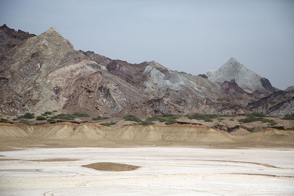 Salt flat with mountains on Hormuz island | Paisajes de la isla de Ormuz | Irán