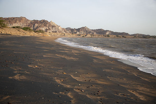 Foto de Wide black beach on Hormuz island - Irán - Asia