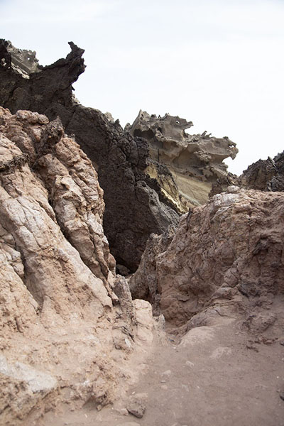 Sharp rock faces at the Valley of the Statues | Hormuz eiland landschappen | Iran