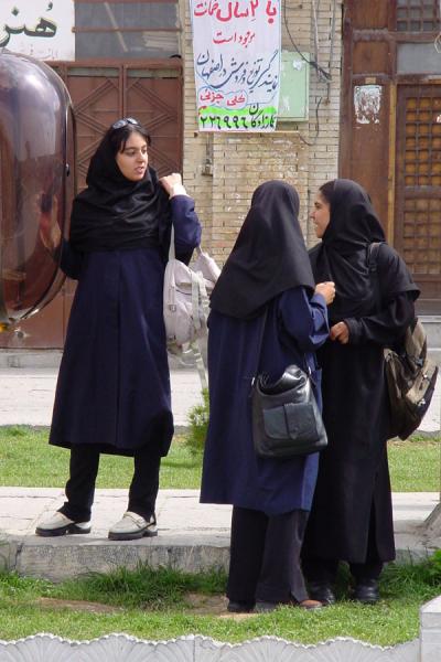 Picture of Iran veils (Iran): Veiled women making a phone call