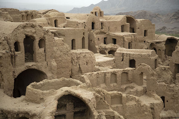 Photo de Adobe houses in the old town of KharanaqKharanaq - Iran