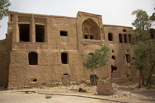 One of the bigger buildings of the old town of Khanaraq | Kharanaq | Iran