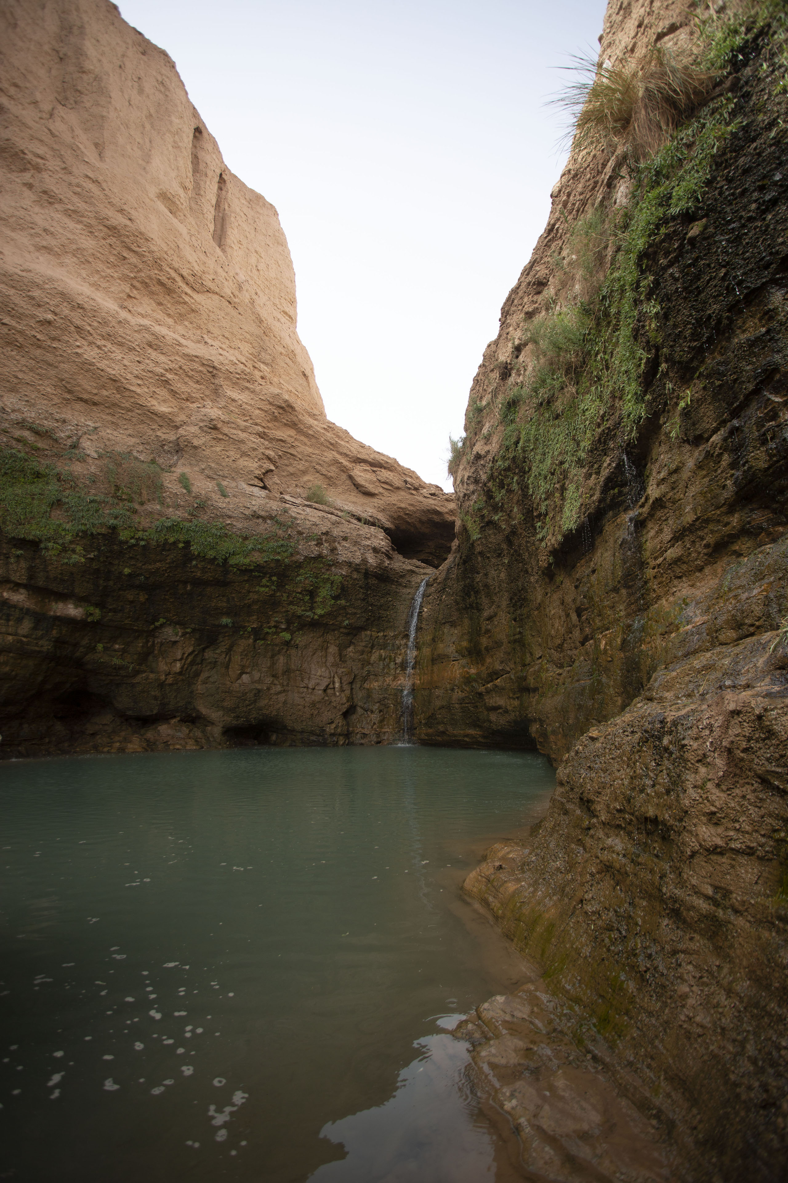Pond with waterfall in the desert: the Keshit canyon is an unexpected place to cool off | Deserto di Lut | Iran