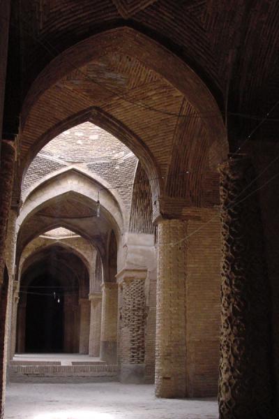 Inside of the mosque. | Masjed e Jame | Irán