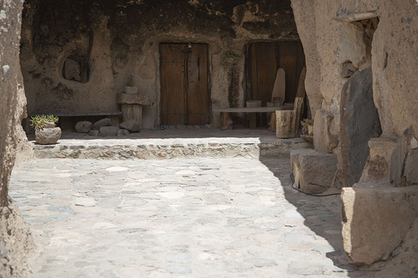 Foto de Small dug-out courtyard acting as entrance to several houses in Meymand - Irán - Asia