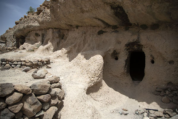 Foto de The rock face with dwellings at MeymandMeymand - Irán