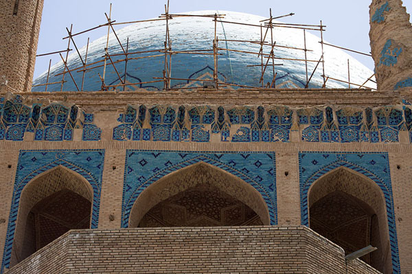 Picture of Oljeitu Mausoleum (Iran): Looking up the turquoise cupola of the mausoleum