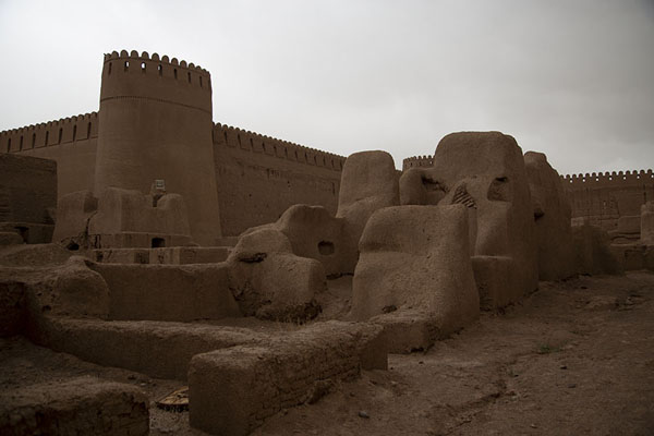 Foto van Reconstructed adobe walls of Rayen citadel - Iran - Azië