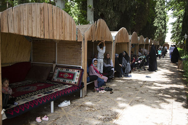 Foto van People relaxing in Shahzadeh GardenMahan - Iran