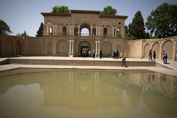 Foto van The entrance building of Shahzadeh Garden reflected in a poolMahan - Iran