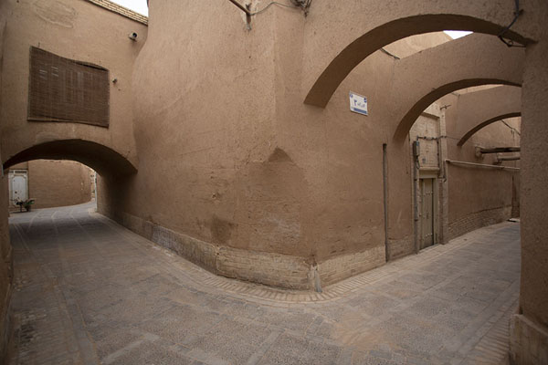 Intersection of alleys of mud houses with supporting arches in the historic town of Yazd | Cité historique de Yazd | Iran