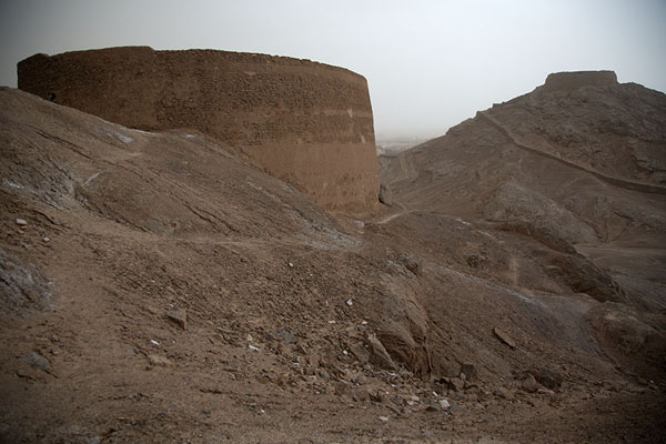 Photo de The two Towers of Silence seen from the lower oneYazd Towers of Silence - Iran