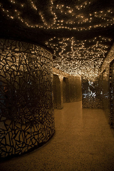 Picture of Amna Suraka prison (Iraq): The beautiful and at the same time depressing Tunnel of Mirrors and Lights