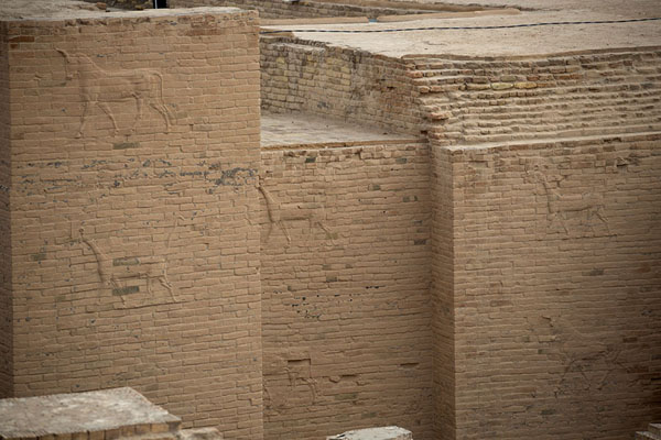 Close-up of reconstructed walls with mušḫuššu dragons and bulls | Babylon | Irak