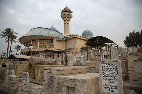 Photo de Cemetery and the tomb of Sheikh KarkhiBagdad - Irak