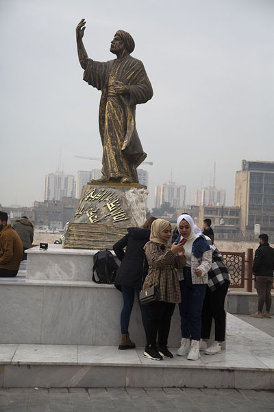 Foto di Women at the monument for Al Mutanabbi, the famous Abbasid poetBaghdad - Iraq