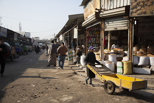 Foto van Man pushing a cart in the streets of BasraBasra - Irak