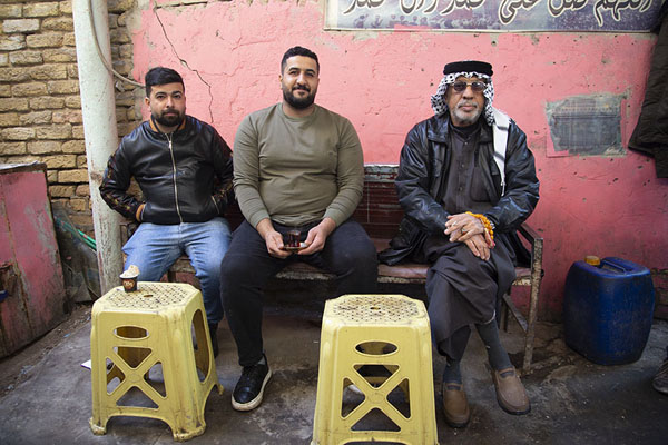 Foto van Men sitting down for a tea in the market of BasraBasra - Irak