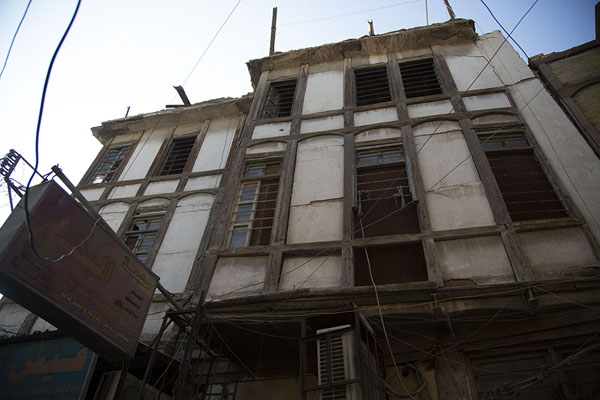 Looking up one of the houses in the old city of Basra | Impressions de Bassorah | Irak