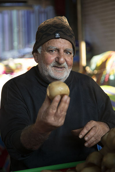 Photo de Man showing off his vegetable at a stall in the enormous market of Basra - Irak - Asie
