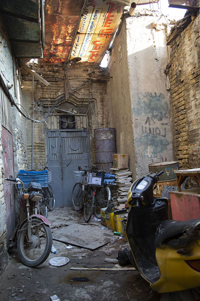 A corner of a shop with bikes and trash | Impressions de Bassorah | Irak