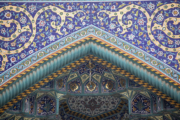 Photo de Detail of an intricately decorated arch of Al-Abbas shrineKerbala - Irak