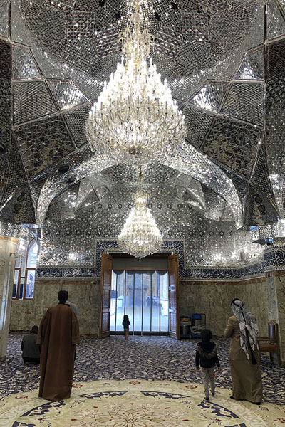 Photo de Men inside one of the shrines of the Great Mosque of KufaKufa - Irak
