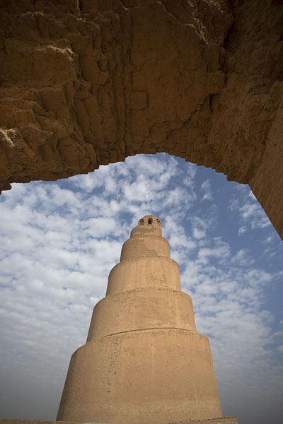 Photo de View of the Malwiya Minaret framed by an arch of the Great Mosque of SamarraSamarra - Irak