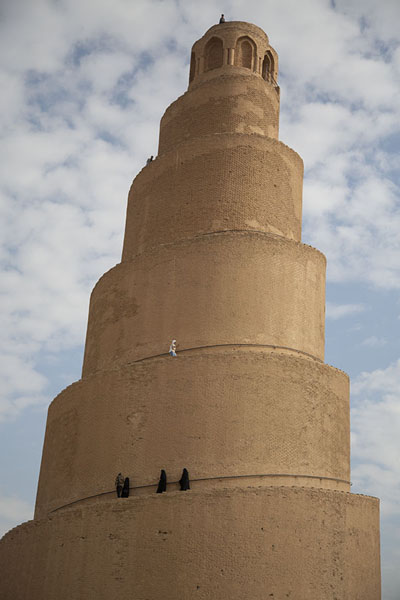 Photo de Looking up the Malwiya Minaret with people climbingSamarra - Irak