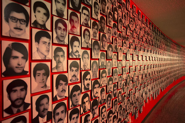 Foto van Wall with pictures of victims of Saddam HussainBagdad - Irak