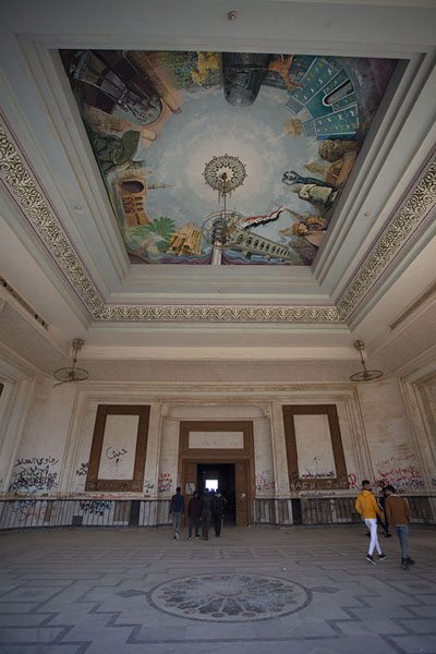 Photo de Hall with colourful mural on the ceilingPalace de Saddam - Irak