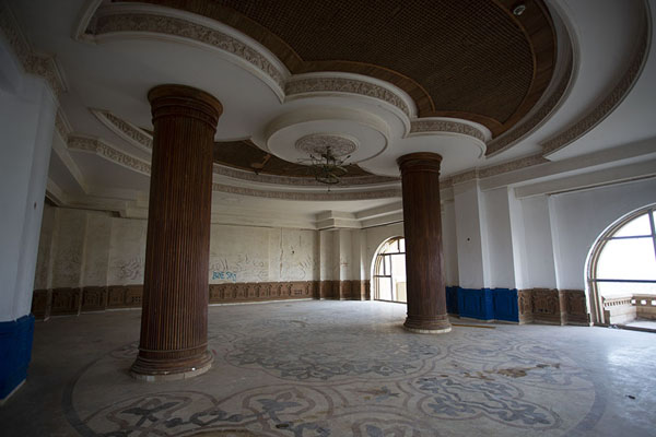 Room with remarkable ceiling and floor, and graffiti on the walls | Saddam Paleis | Irak